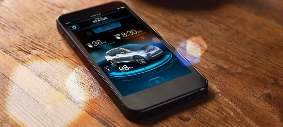 Aplicativo BMW i Remote aberto em um smartphone, mostrando um BMW i3 junto a diversas informações sobre carga atual do veículo Aplicativo BMW i Remote aberto em um smartphone, mostrando um BMW i3 junto a diversas informações sobre carga atual do veículo